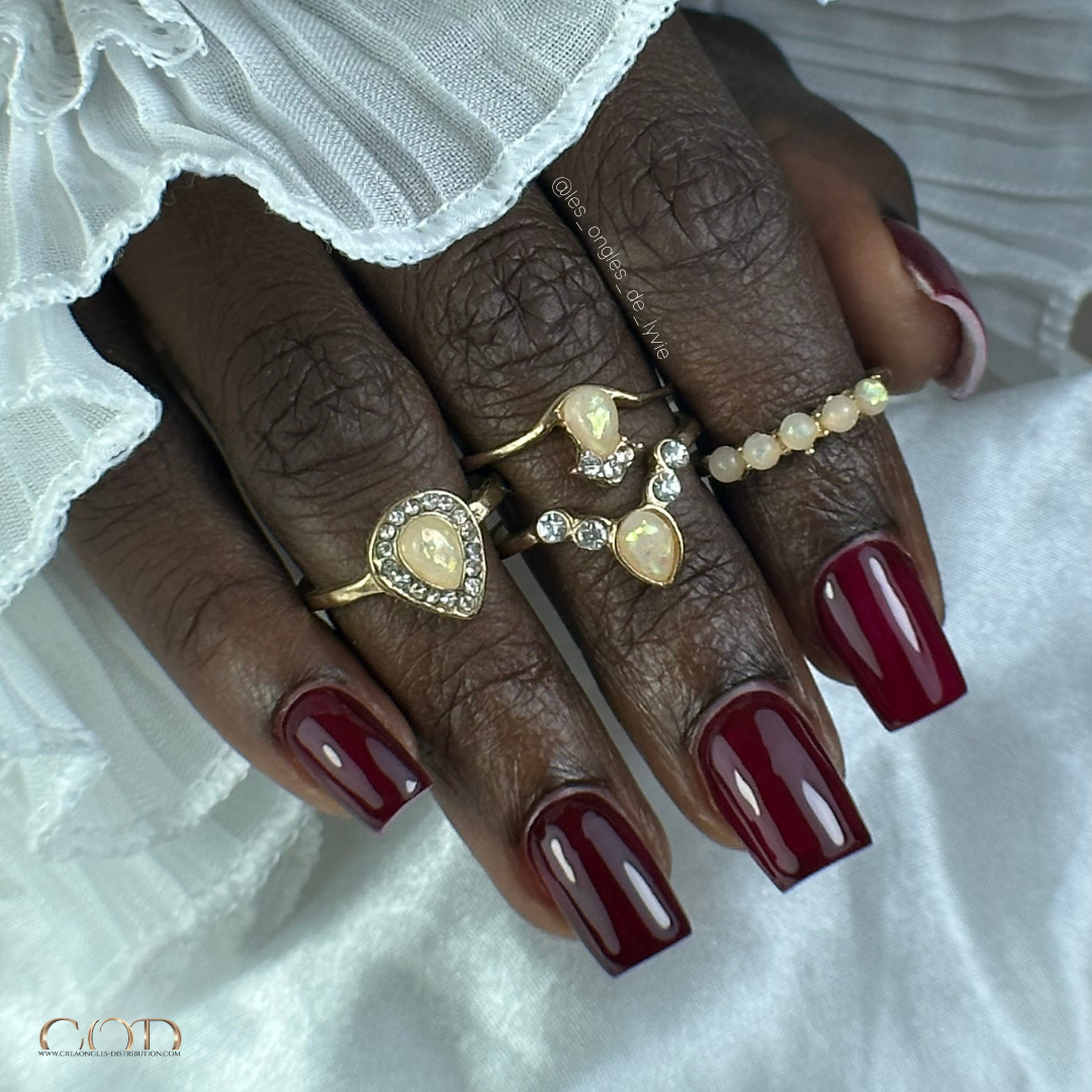 Pose d'ongles carrée medium bordeaux foncée