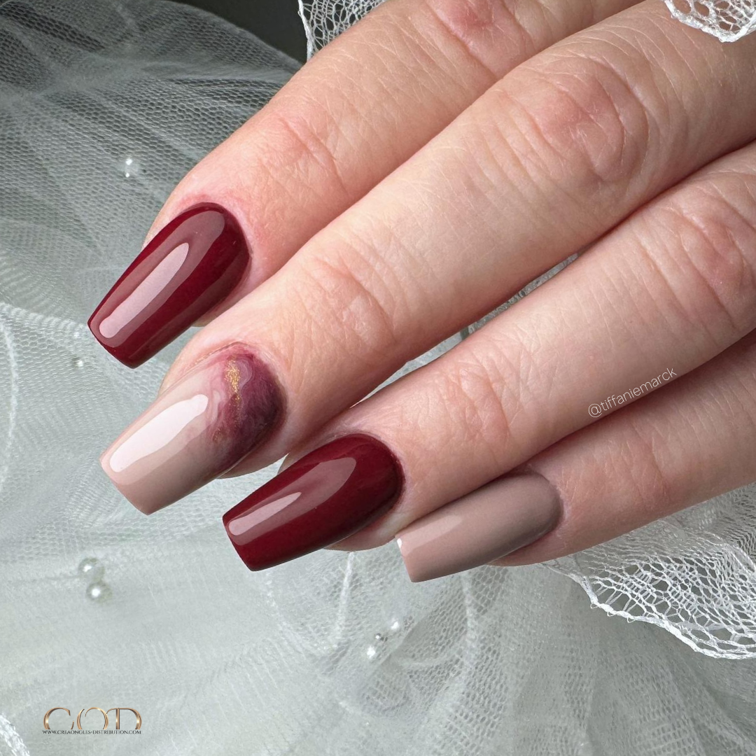 Pose d'ongles coffin medium bordeaux et nude beige avec nail art marbré