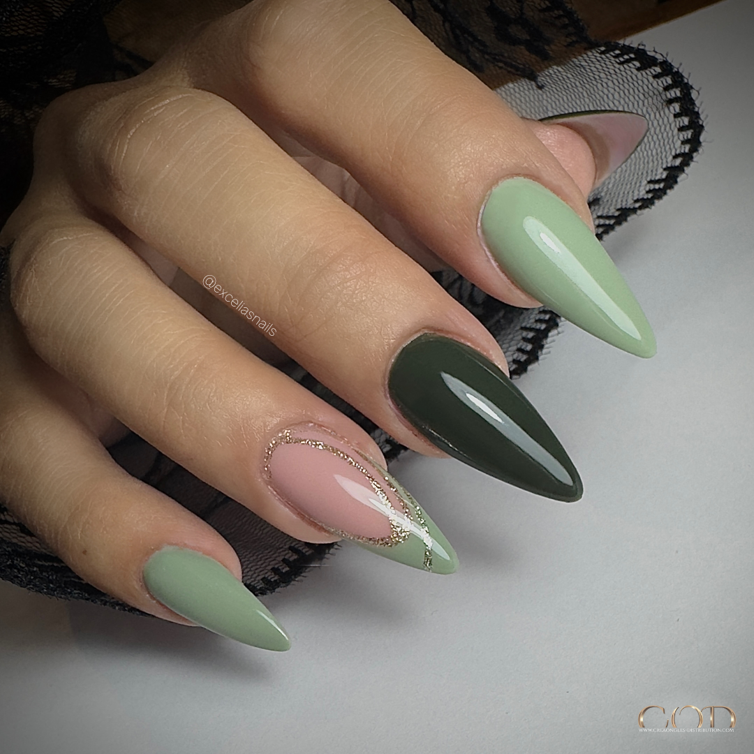 Pose d'ongles en amandes longues kaki avec nail art lignes dorées pailletées