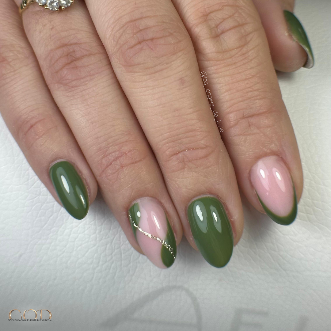 Pose d'ongles amandes courtes vert kaki avec nail art doré et french