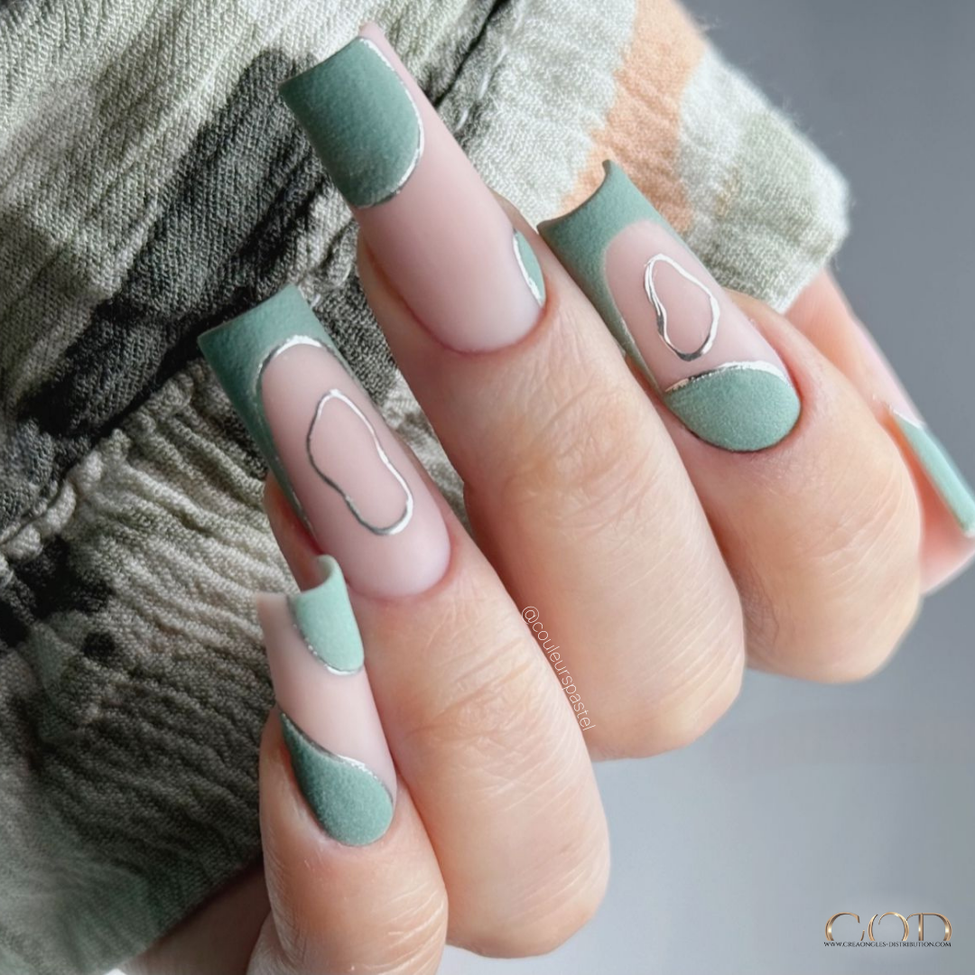 Pose d'ongles carrée longs vert kaki claire avec effet velours et nail art métallique argenté