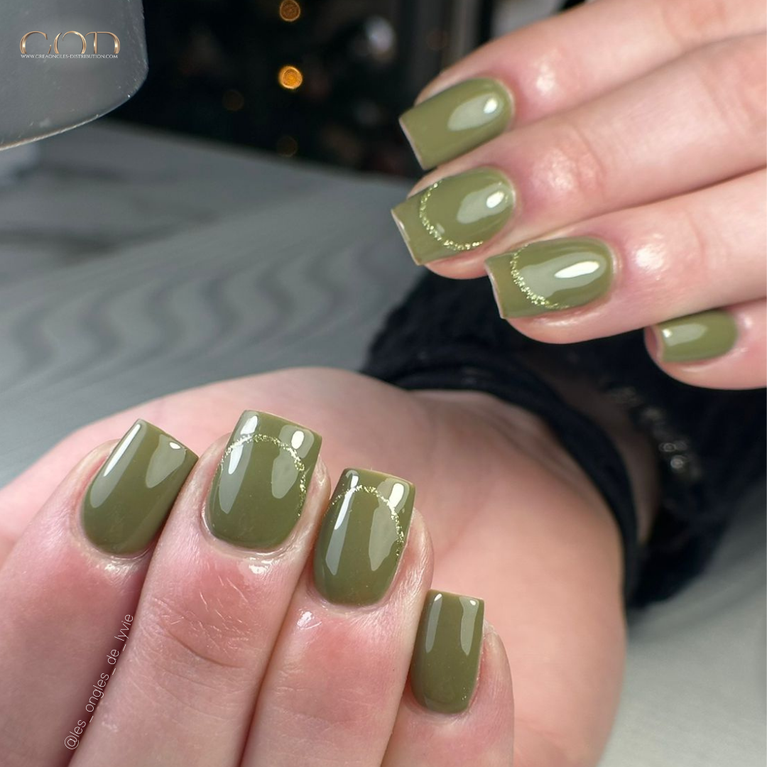 Pose d'ongles carrés courts kaki et french dorée pailletée