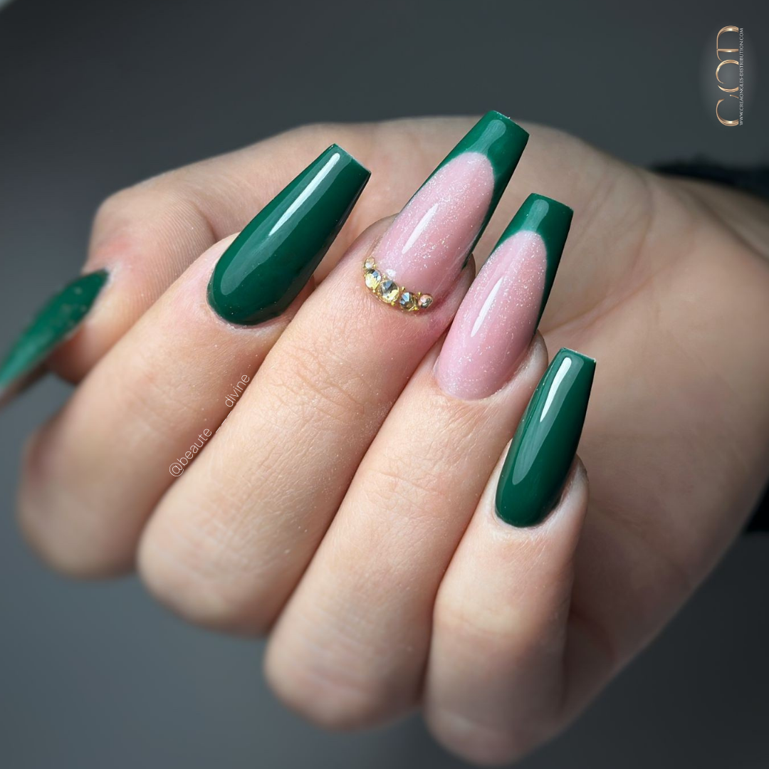 Pose d'ongles coffin long vert sapin avec french et strass