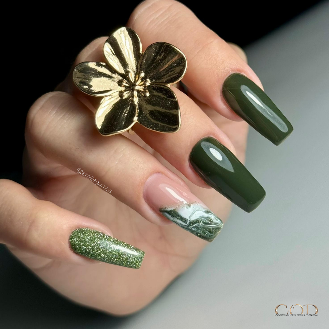 Pose d'ongles coffin longs kaki et nail art marbré