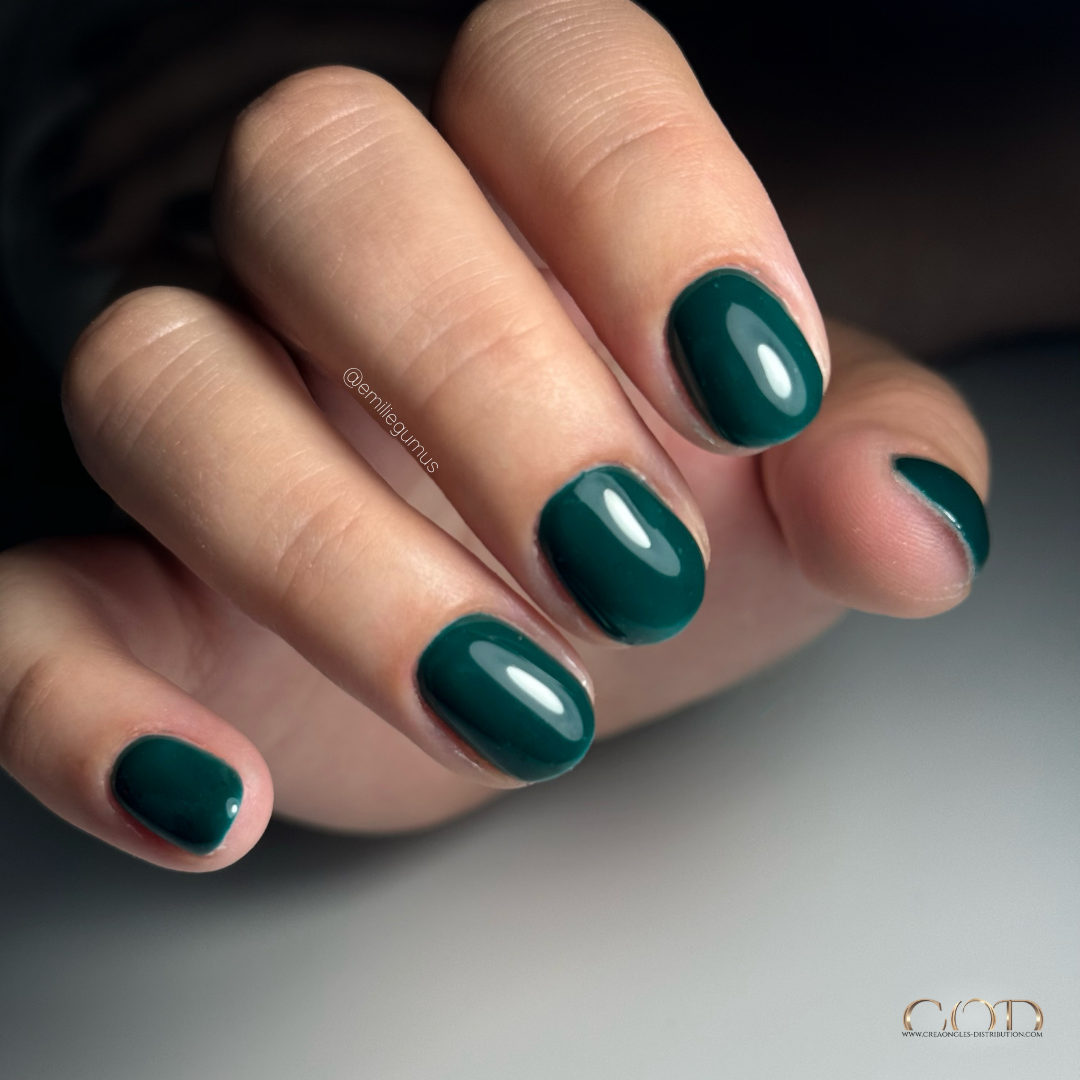 Pose d'ongles ovales courts vert canard