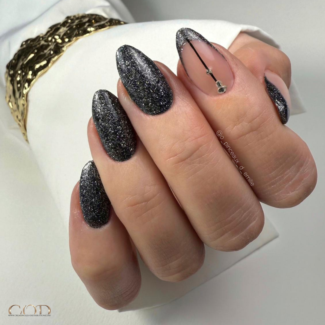 Pose d'ongles en amandes noire reflective avec french Pose amandes noire reflective