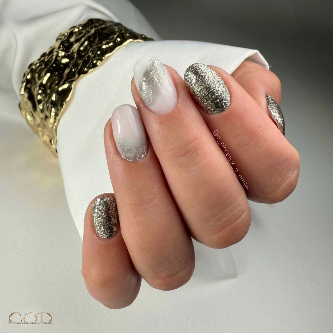 Pose d'ongles ovale blanc laiteux et pailletée argentée Pose ovale milky white et argentée