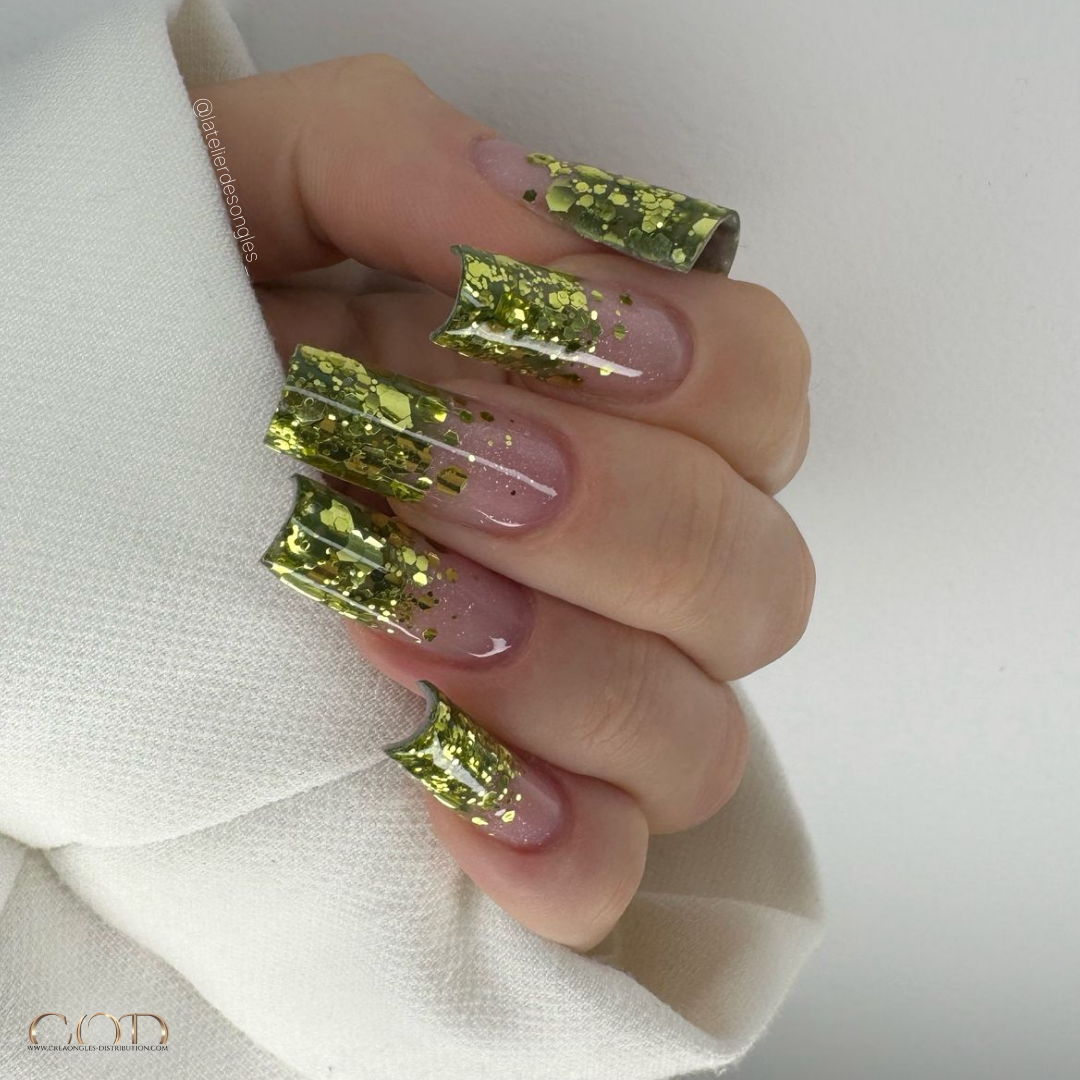 Pose d'ongle carrée avec babyglitter vert Pose carrée longue babyglitter vert