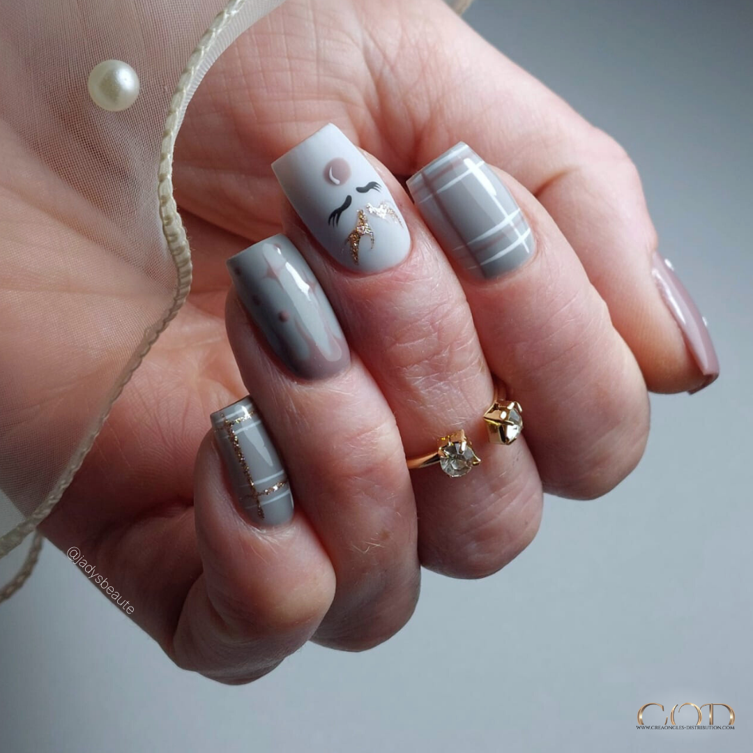 Pose carrée gris avec nail art burberry