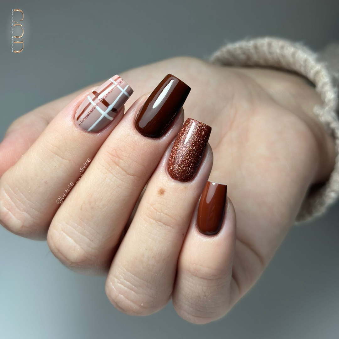 Pose coffin marron avec burberry nail art