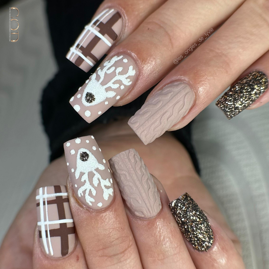 Pose carrée taupe avec nail art burberry