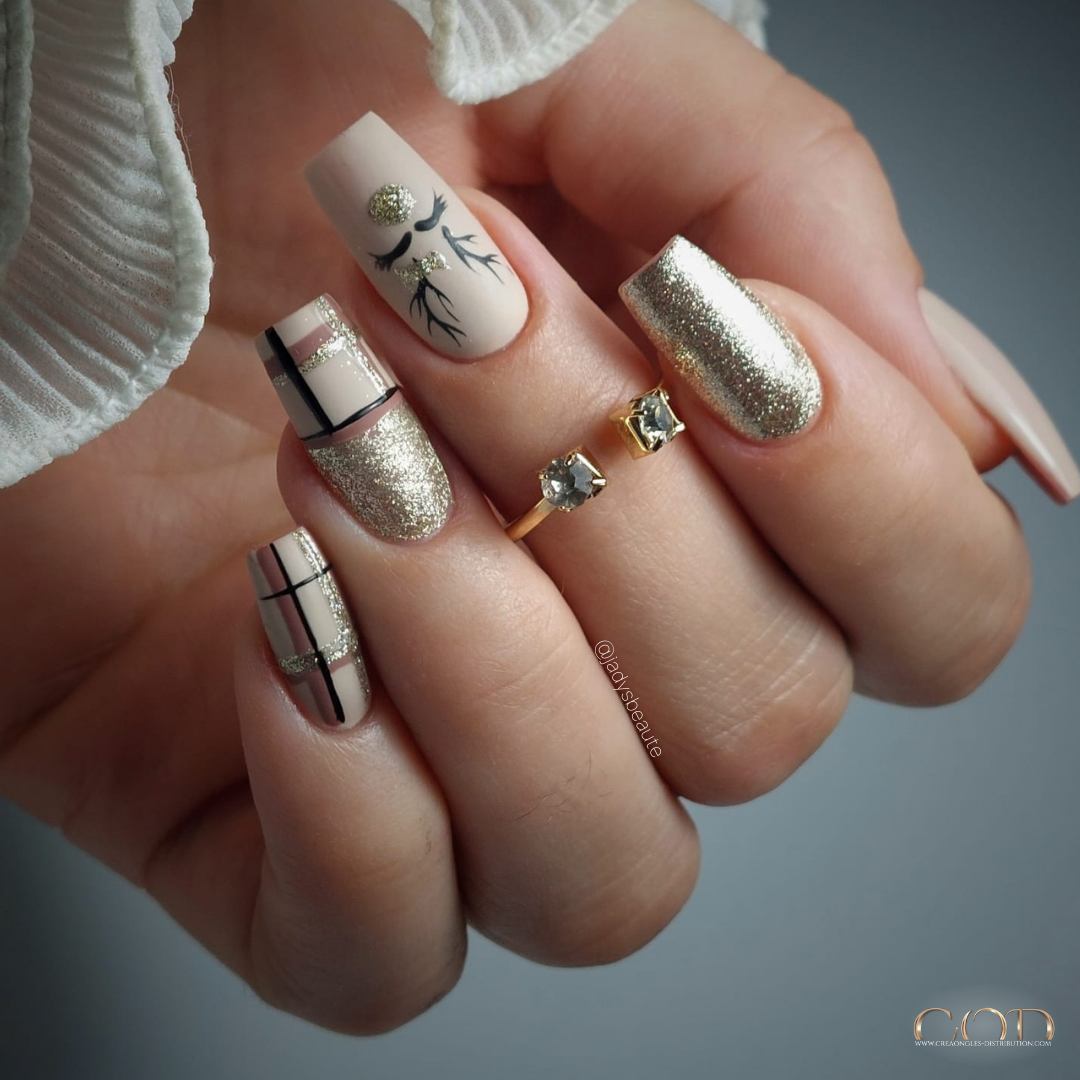 Pose carrée nude burberry nail art