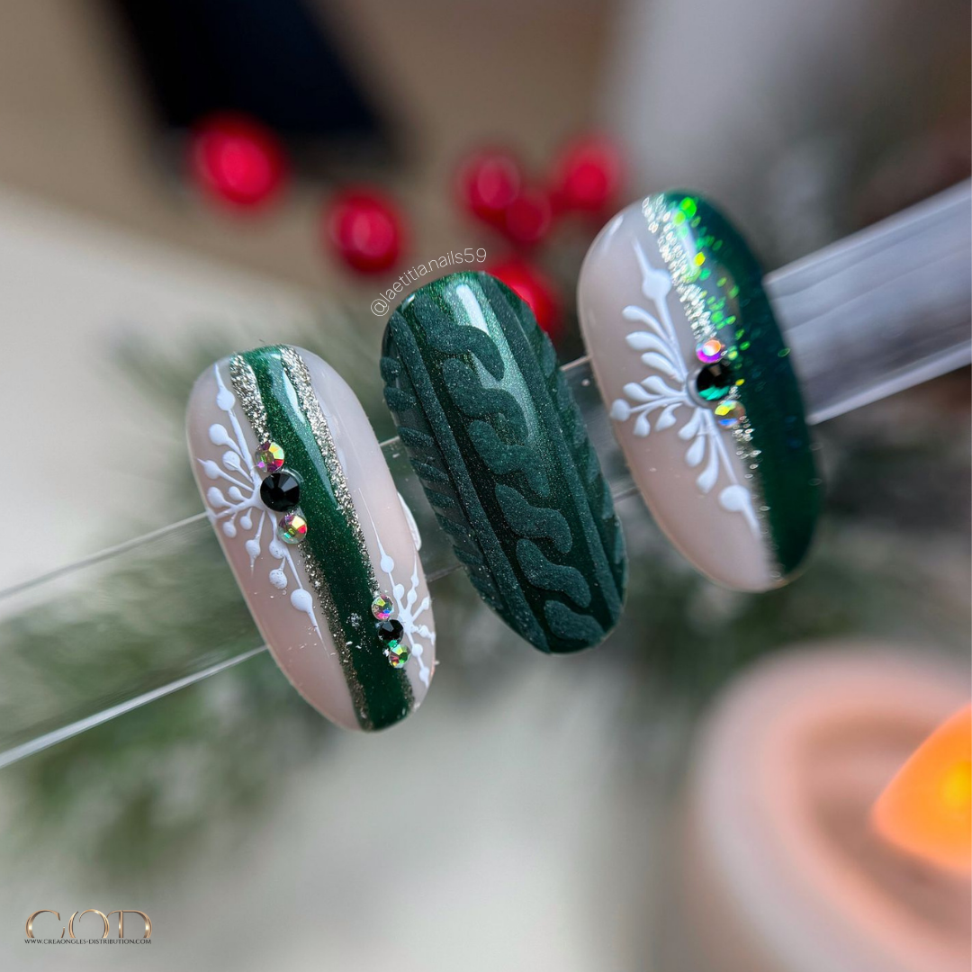 Capsules d'ongles vertes effet pull et flocons