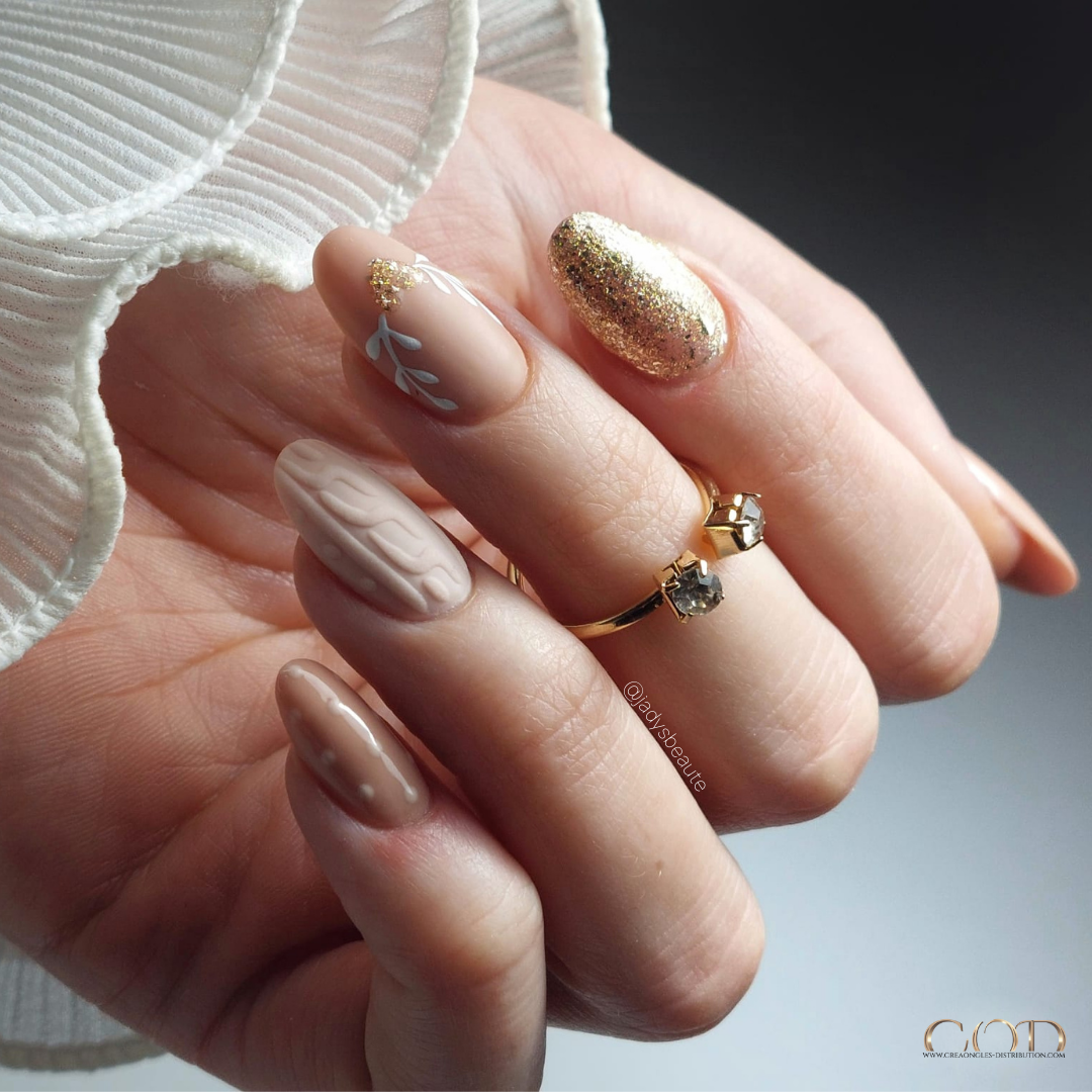 Pose amande nude beige avec effet pull