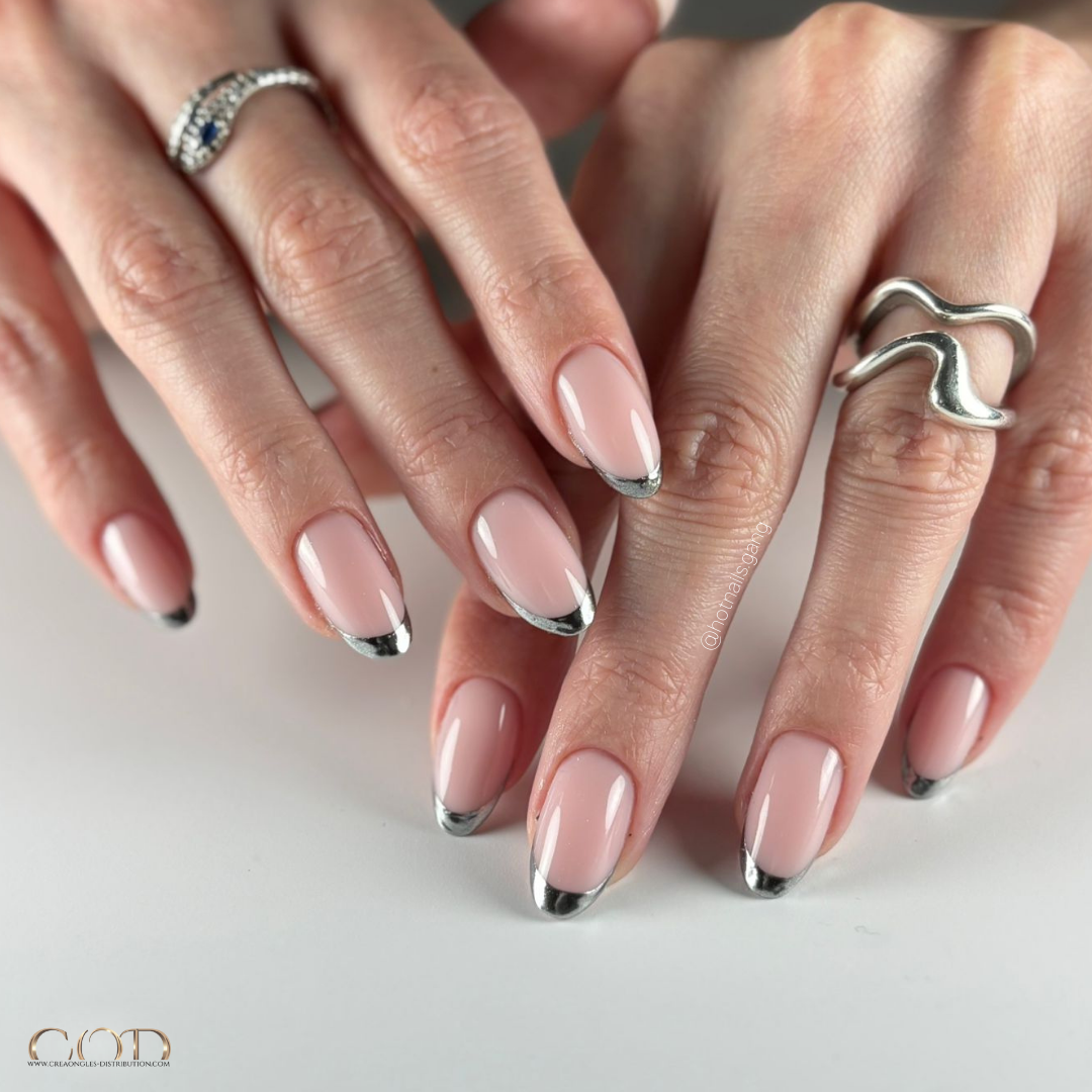 Pose d'ongles en amandes avec french métallique silver Pose amandes french métallique argentée