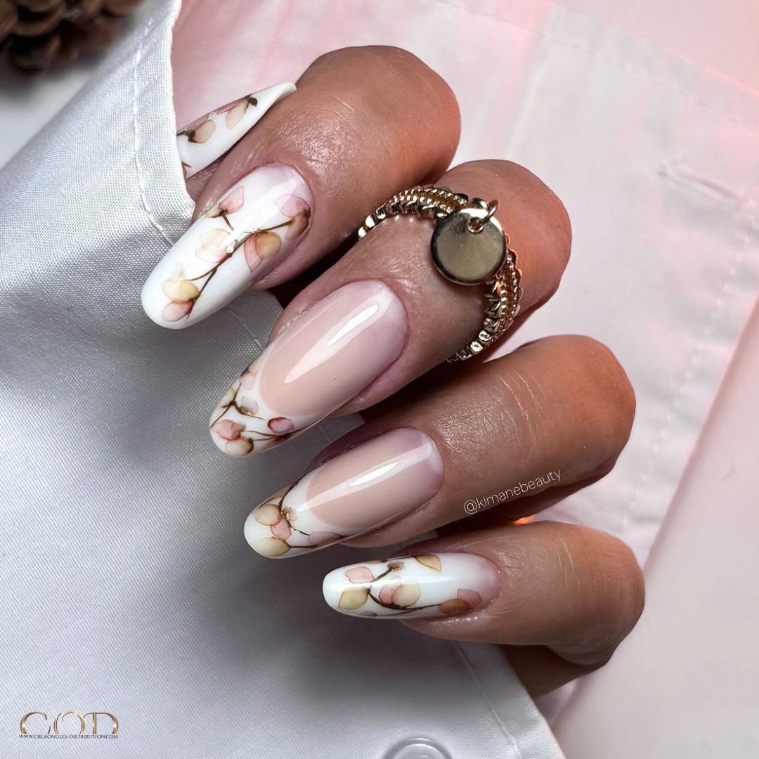 Pose d'ongles en amandes avec french reverse blanche et nail art fleurs en aquarelle Pose amandes reverse blanche et fleurs aquarelle