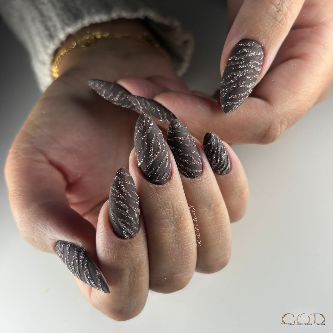 Pose d'ongles en stilettos marron avec nail art zèbre en effet sucre Pose stilettos marron effet sucre zèbre