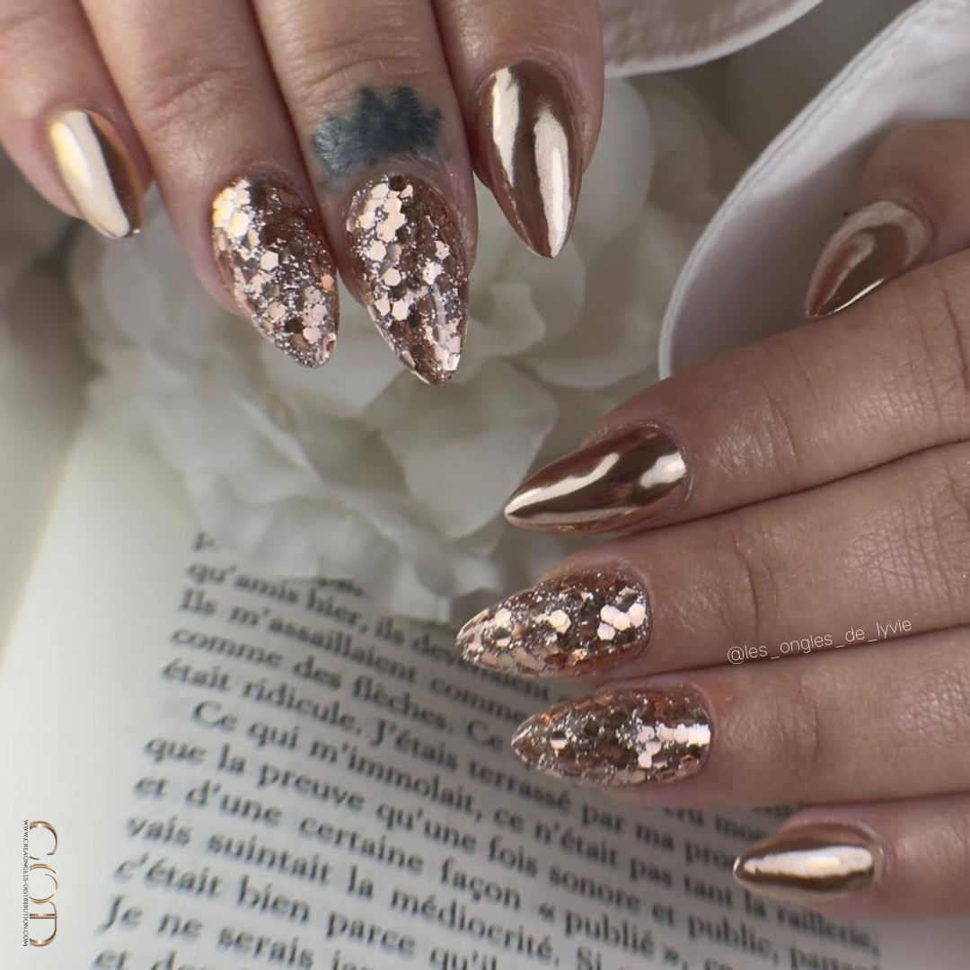 Pose d'ongles en amandes avec chrome rose gold et incrustation de paillettes Pose amandes rose gold