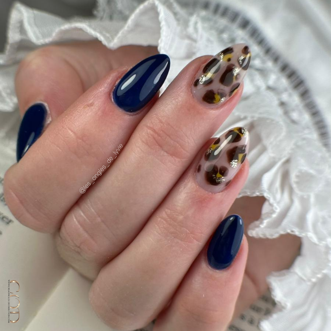Pose amandes bleu marine avec nail art léopard