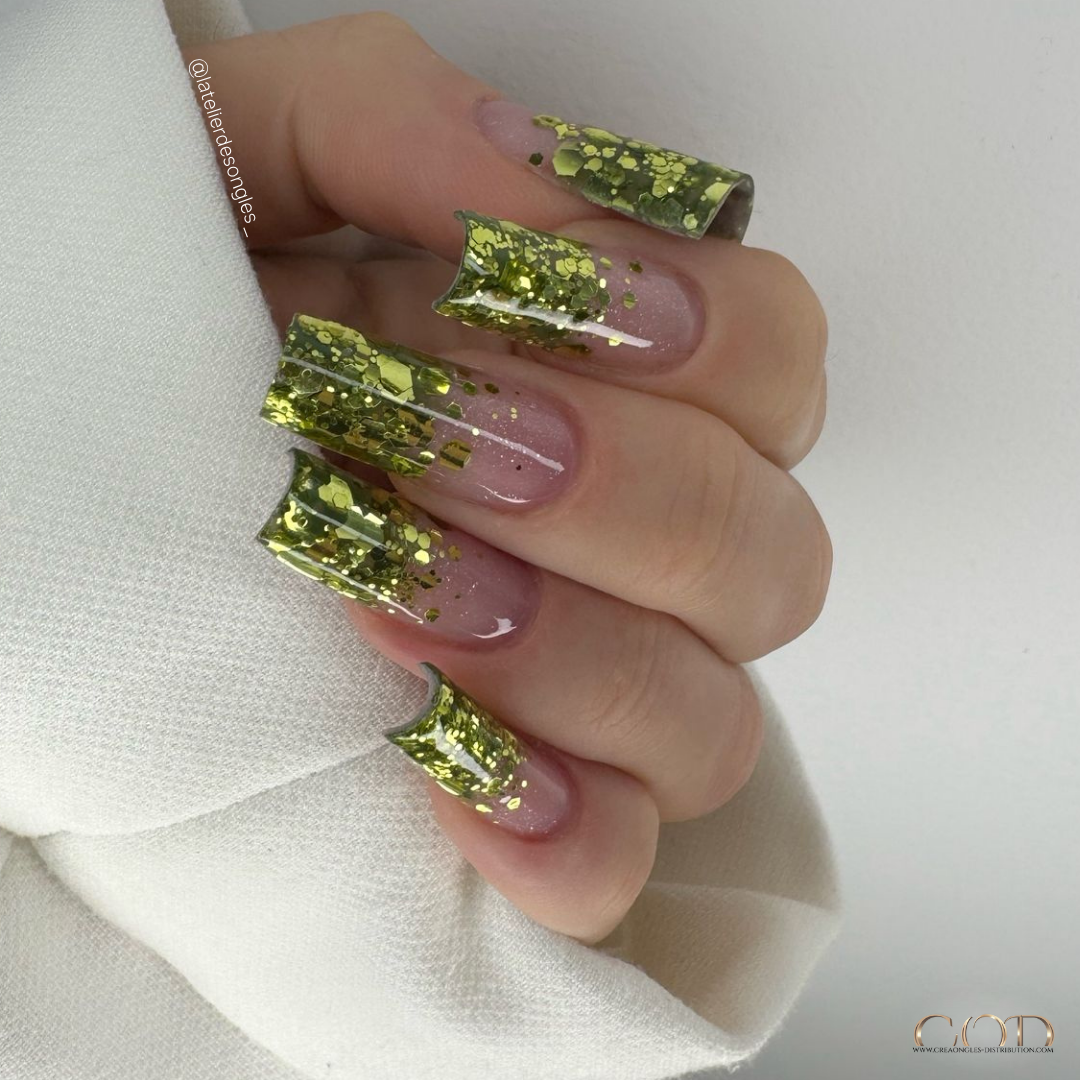 Pose ongles à paillettes kaki