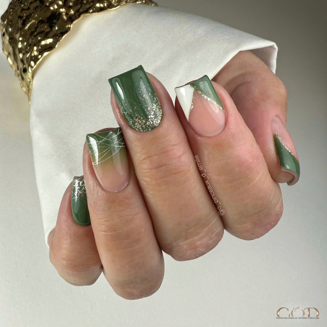 Pose vert foncé et dorée