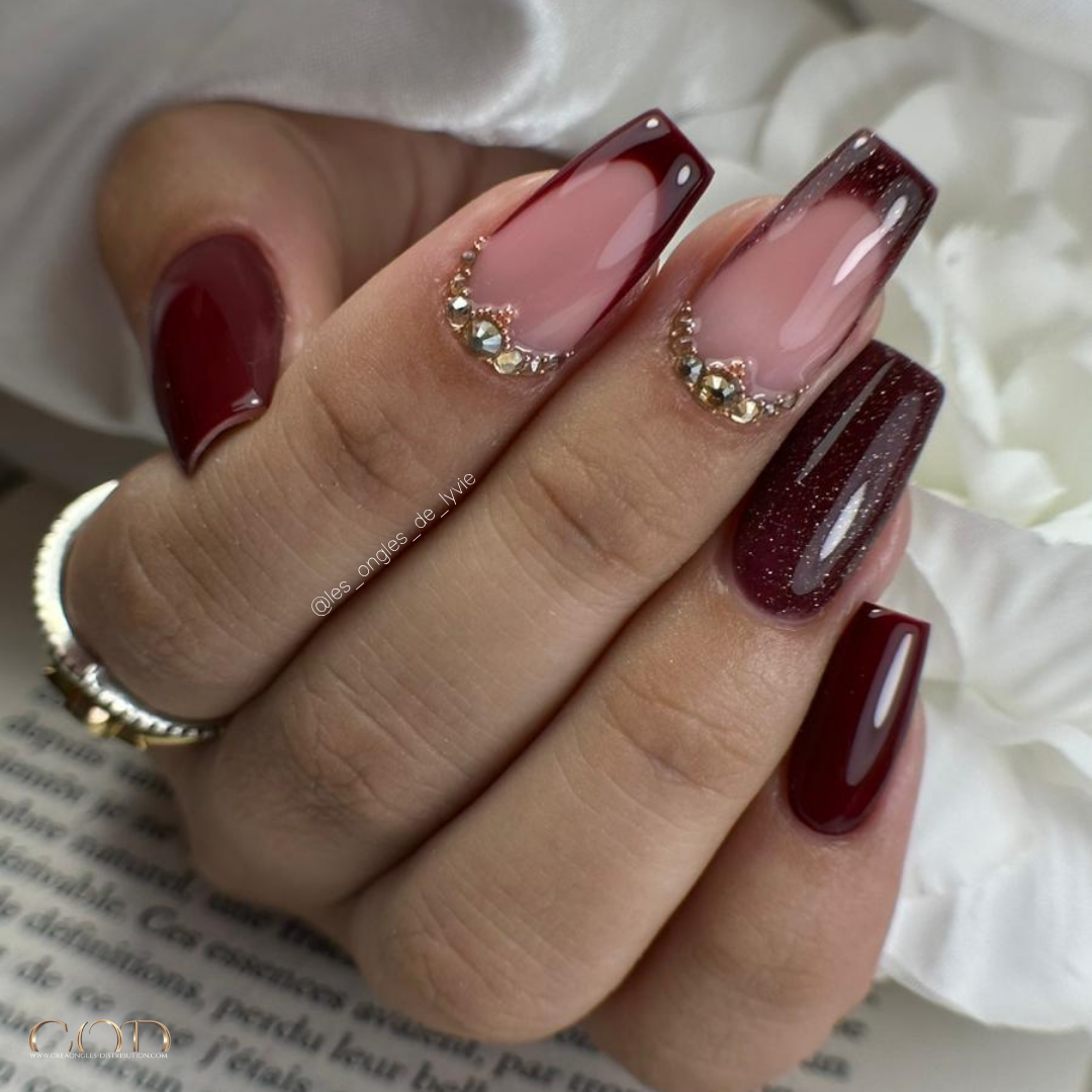 Pose d'ongles bordeaux et reflective