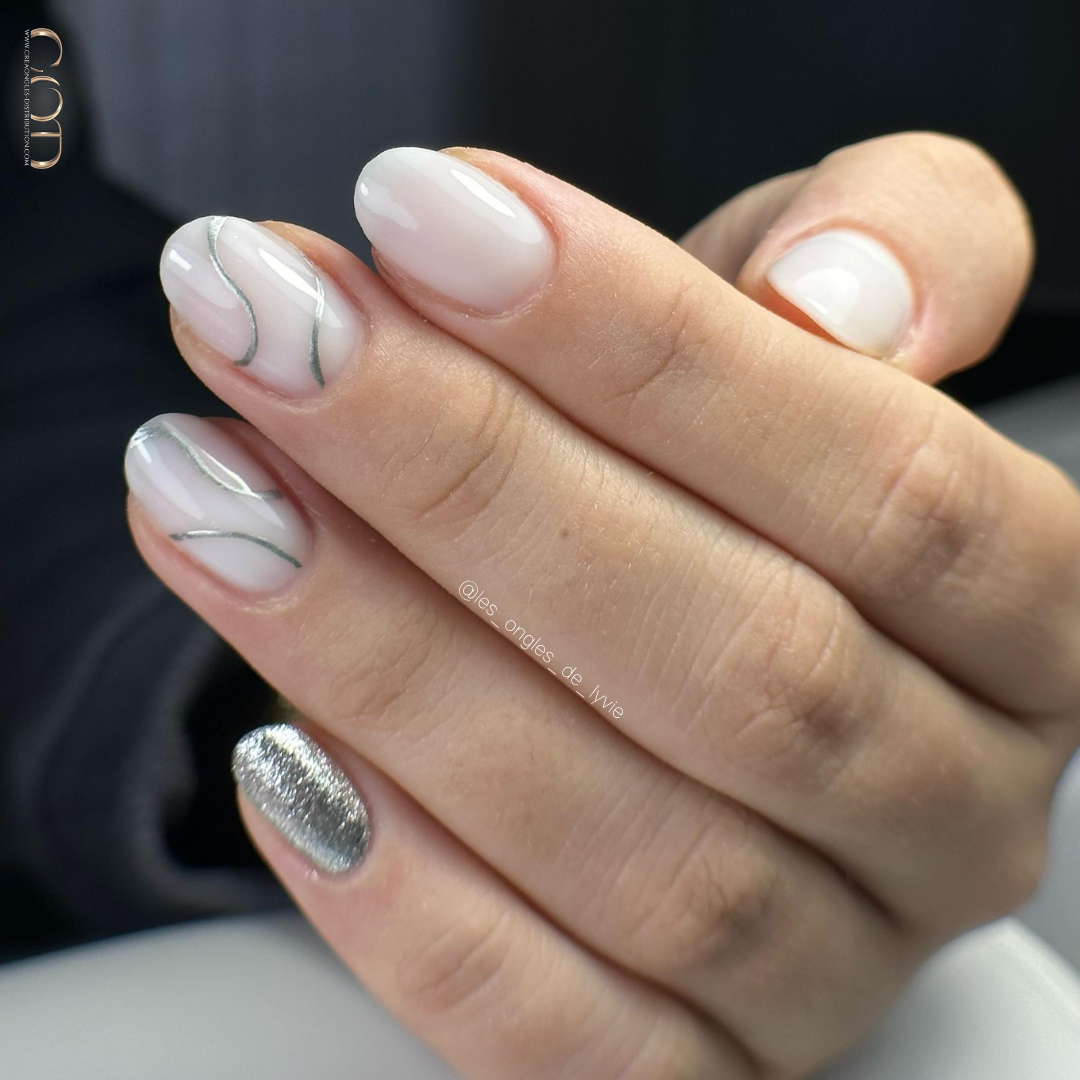 Pose d'ongle ovale blanc laiteux et argentée