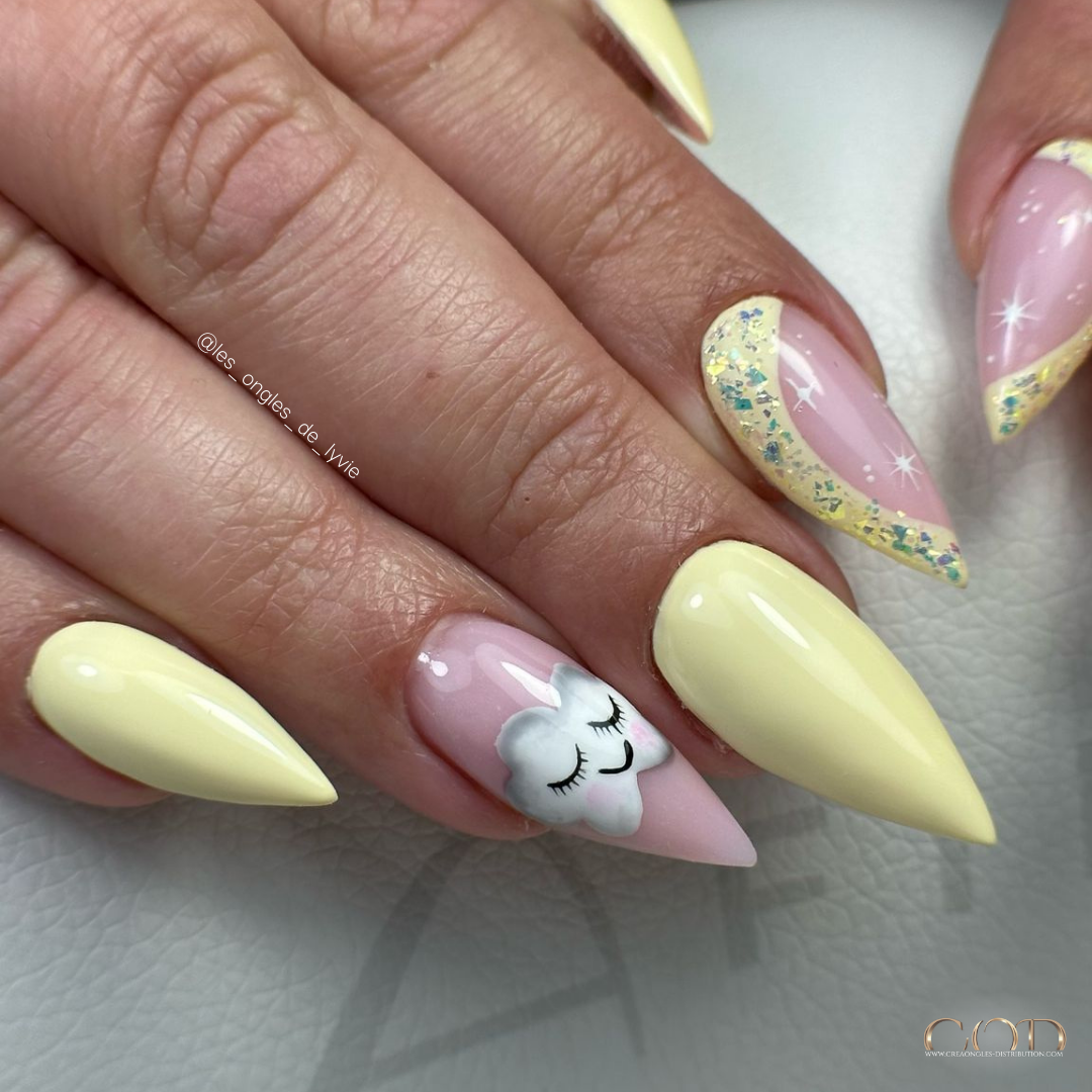 Pose ongles stiletto jaune pastel avec le My Color Vanilla et nail art cute