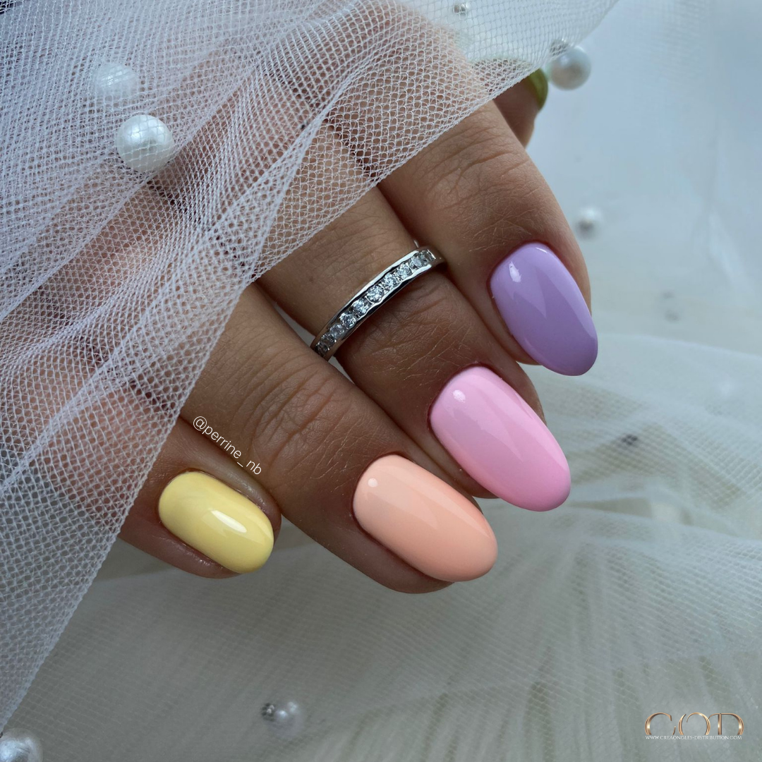 Pose d'ongles avec un dégradé de couleurs pastels