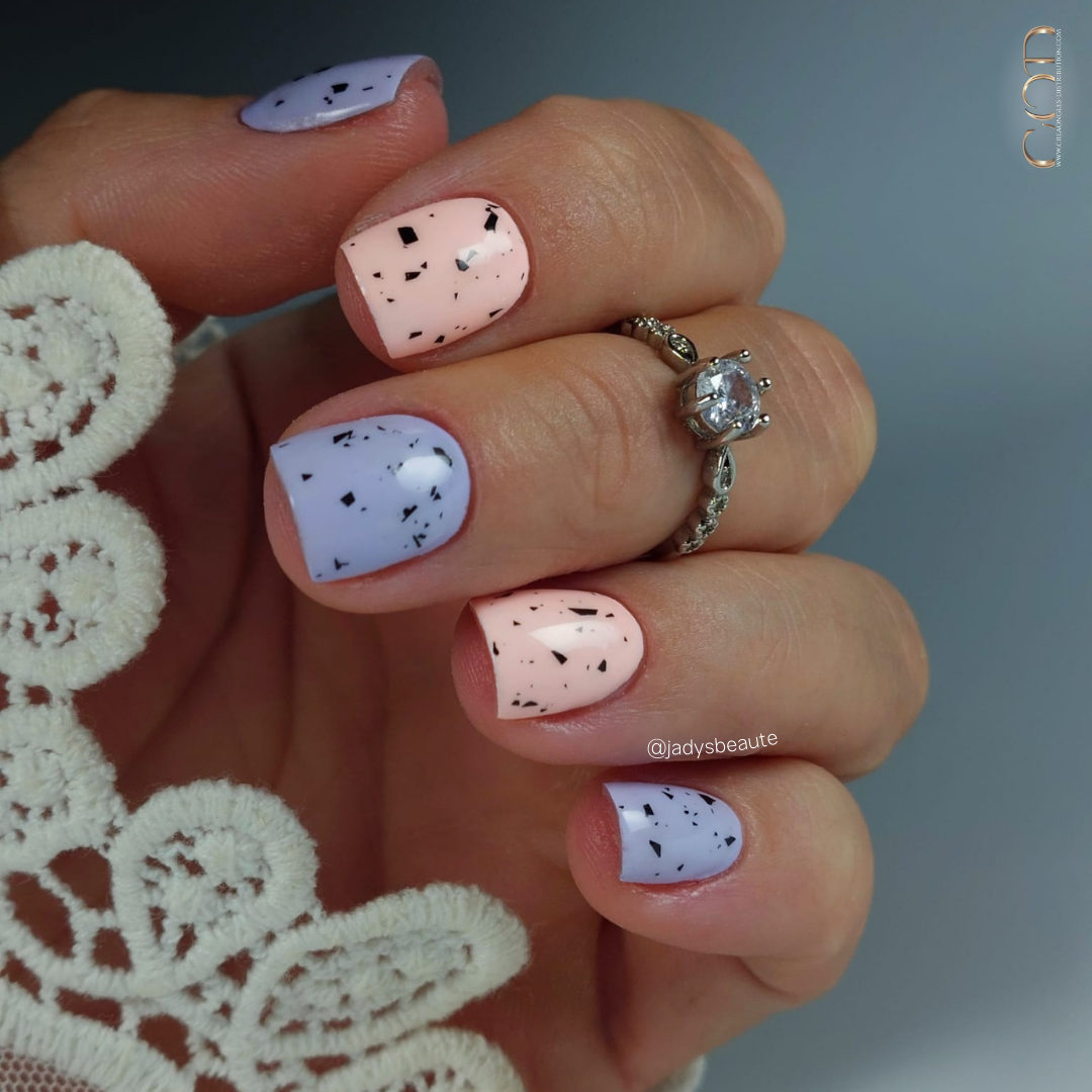 Pose ongles carrée avec les vernis semi permanent Violet et Peachy et la finition Supreme Gloss Flakes Black