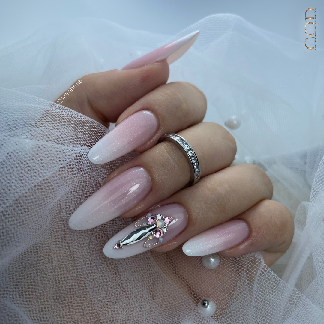 Pose d'ongles en amandes avec babyboomer en construction et finition pailletée