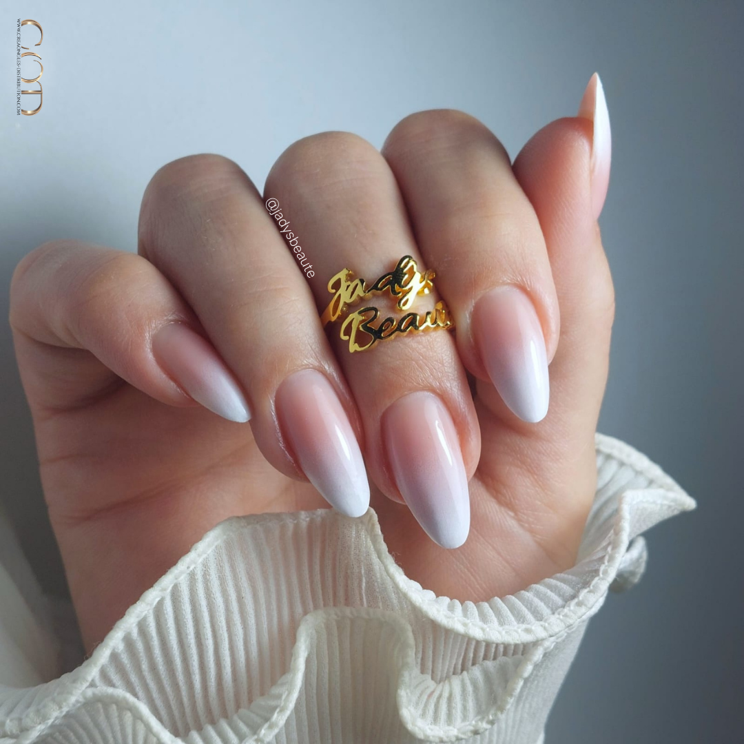 Pose d'ongles en amande avec babyboomer à l'éponge