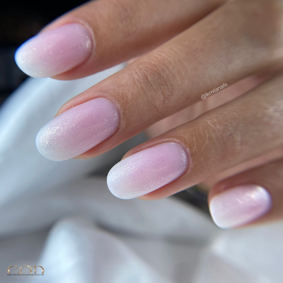 Pose d'ongles avec babyboomer en construction et finition pailletée