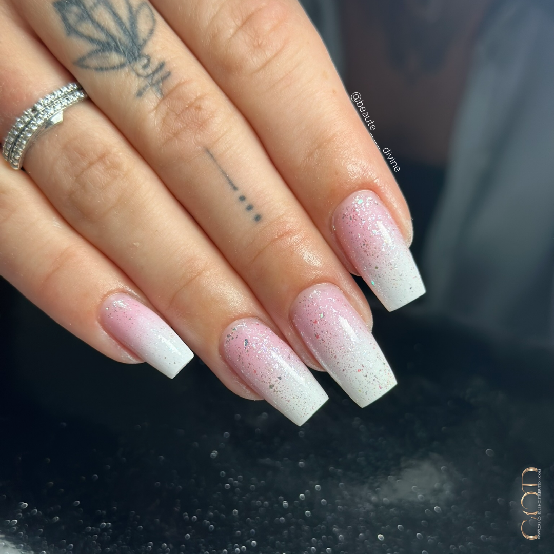 Pose d'ongles coffin long avec babyboomer et finition flakes argentée