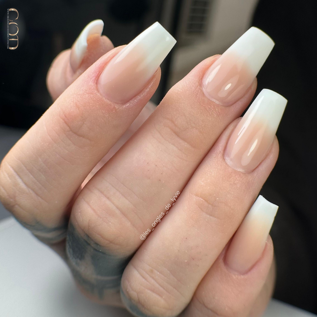 Pose d'ongles coffin en acrygel avec babyboomer en construction