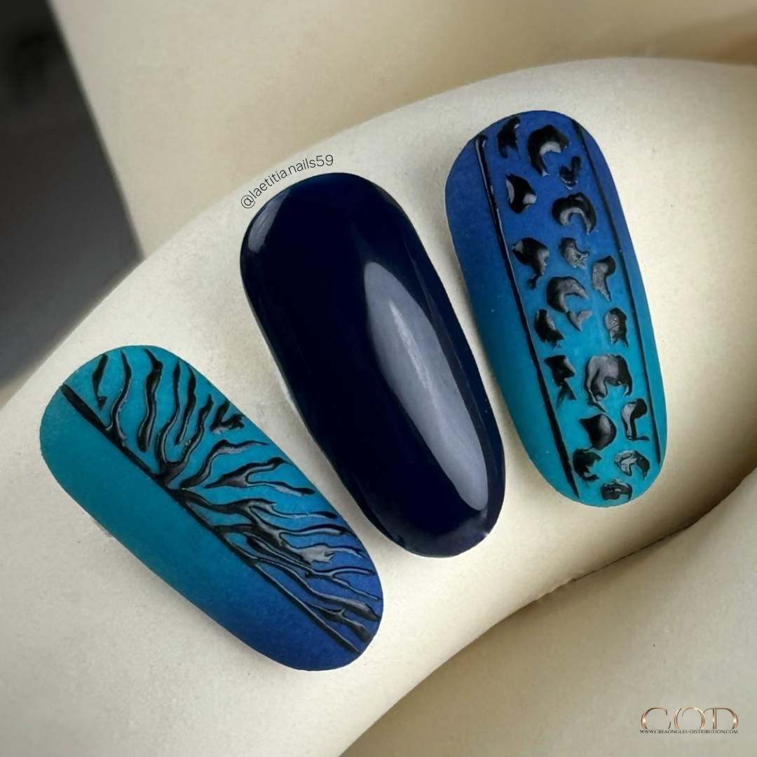 Capsules ongles bleu marine et turquoise matt avec nail art animal
