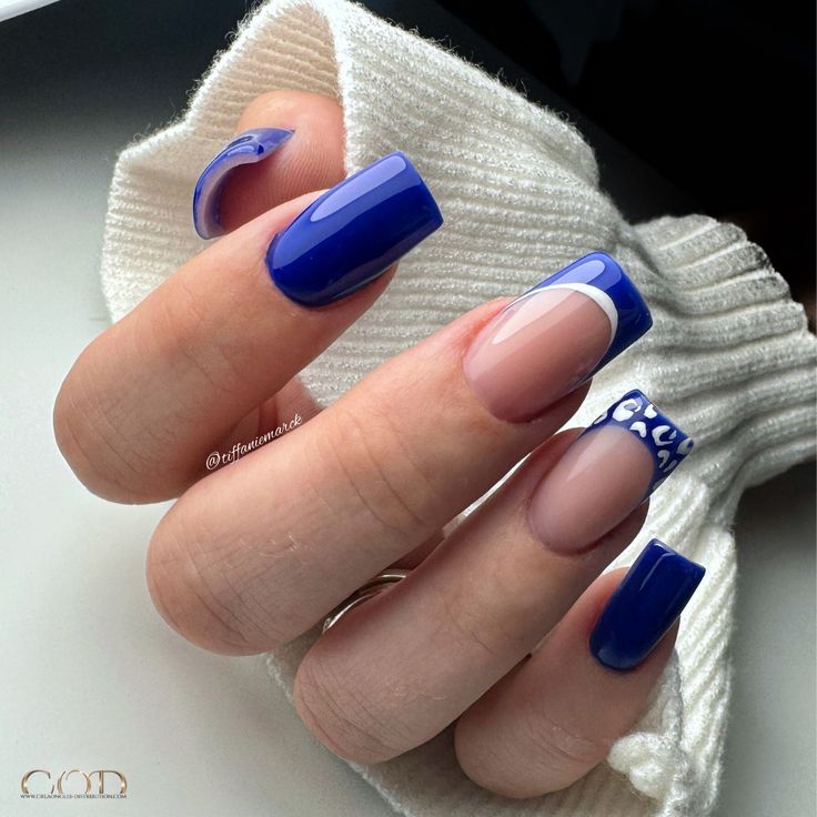 Pose ongles carrés bleu électrique avec french et nail art léopard