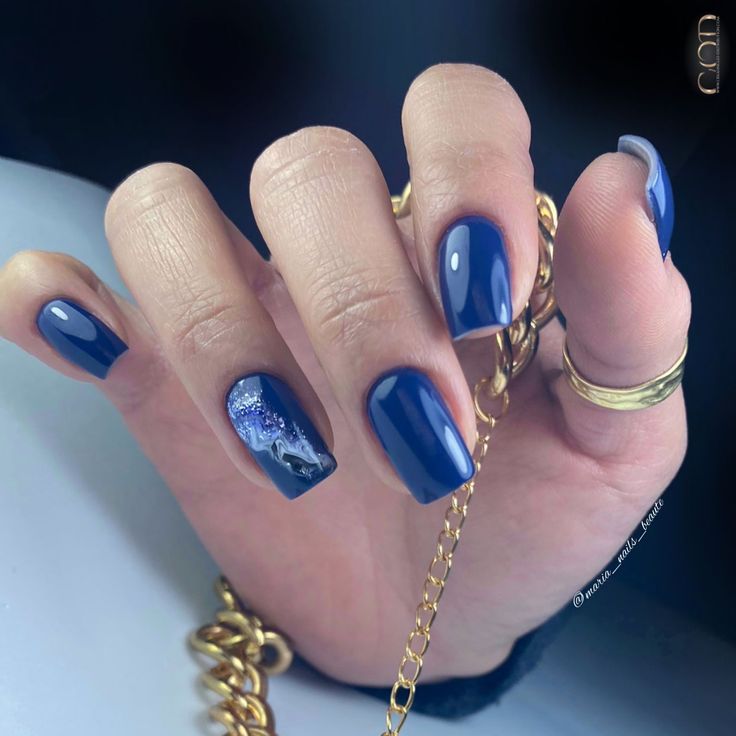 Pose ongles carrés bleu marine avec nail art marbré