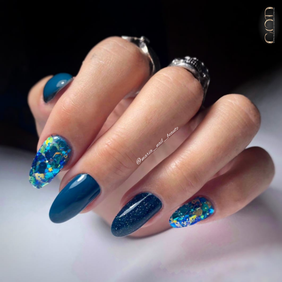Pose d'ongles en amande bleu marine avec incrustation de paillettes