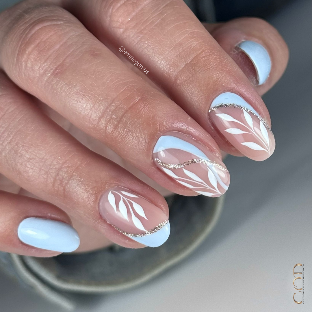 Ongles ovales bleu pastel avec nail art pailleté dorée et feuillage