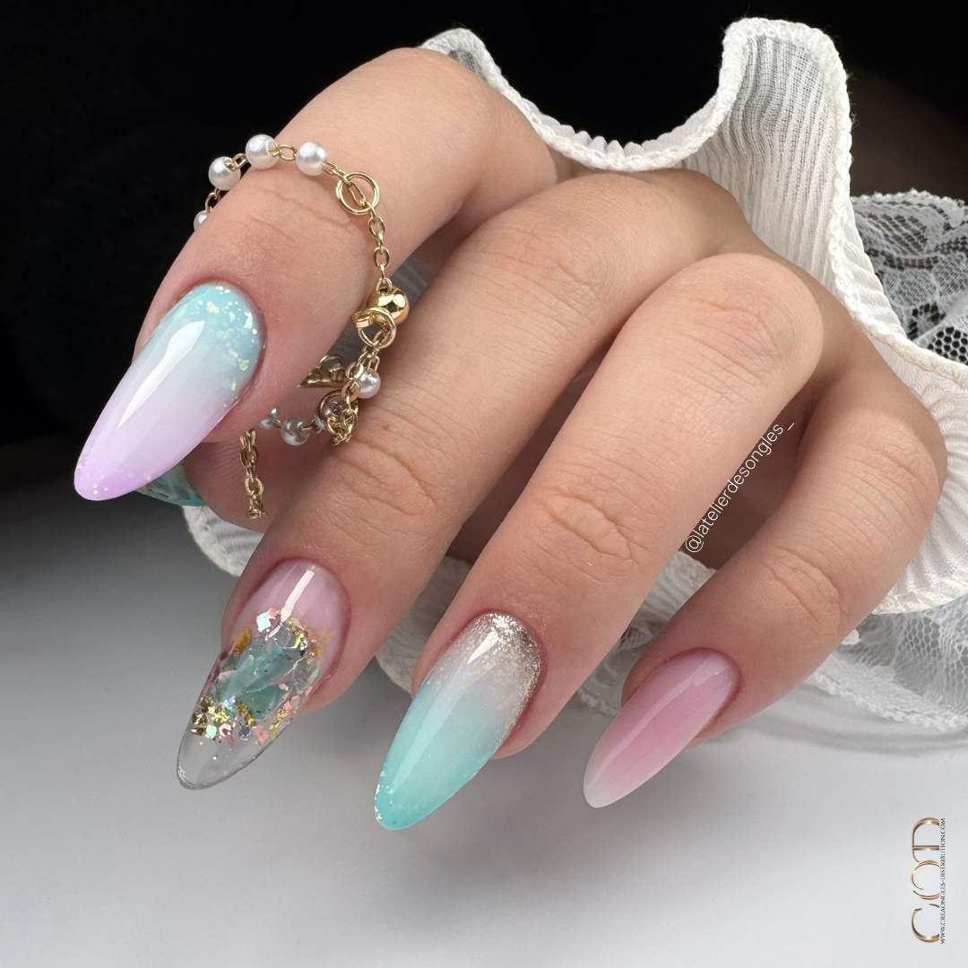 Ongles amandes longs avec babycolor, incrustations, cutiglitter colorés pastels