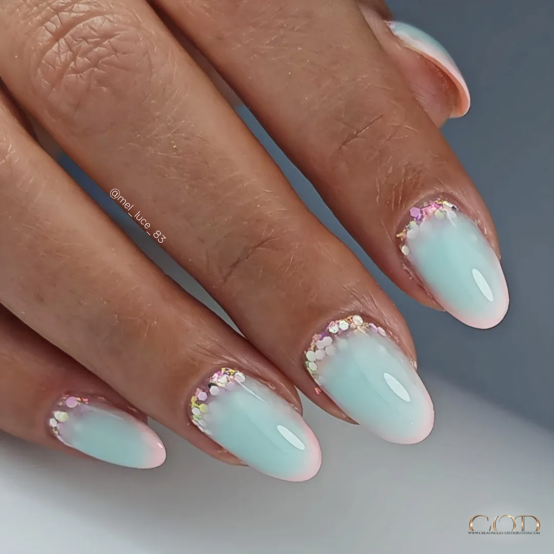 Ongles ovales avec cutiglitter et construction bleu pastel et rose