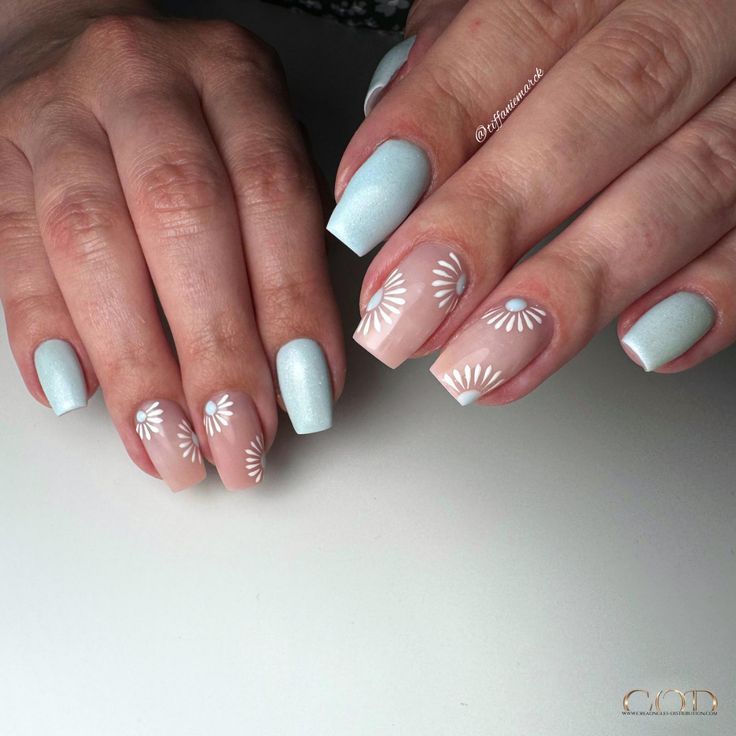 Ongles coffin courts bleu pastel avec finition pailletée et nail art fleurs