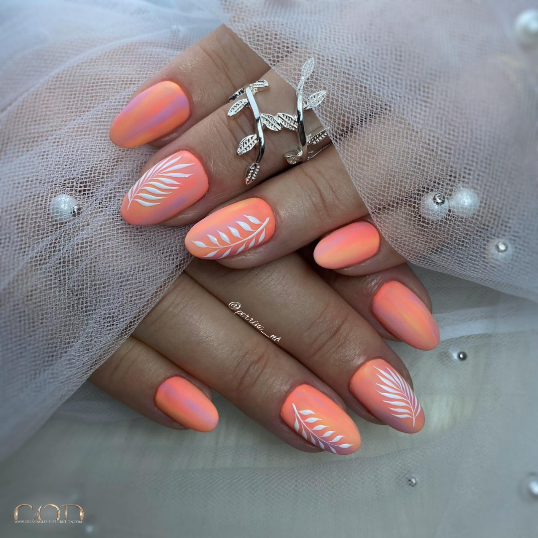 Pose ongles orange corail tie and dye et nail art feuillage