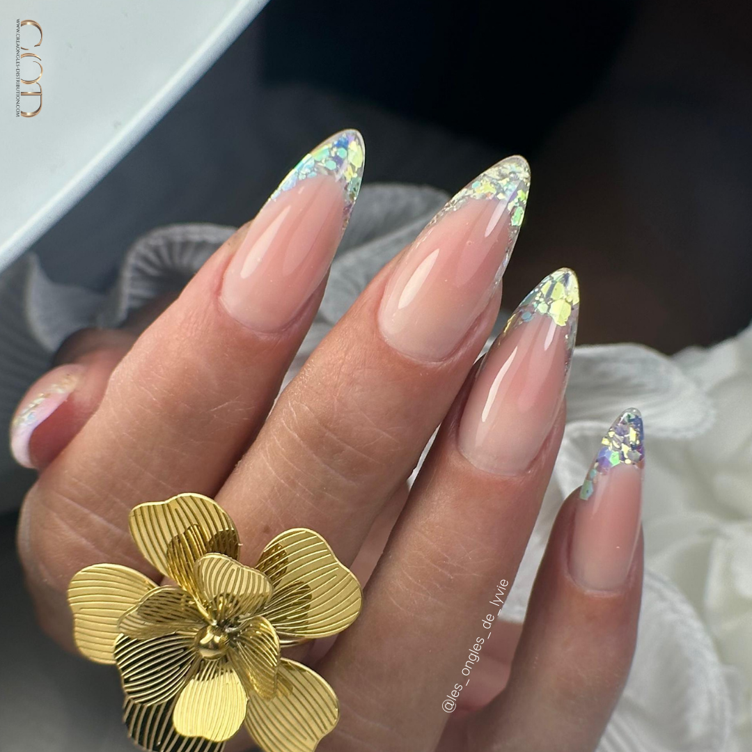 Pose d'ongles en amande avec french reverse pailletée