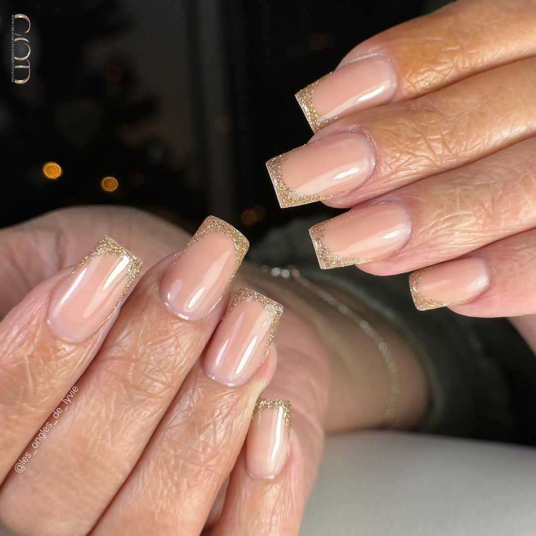 Pose d'ongles carrés cover beige avec french pailletée reflective
