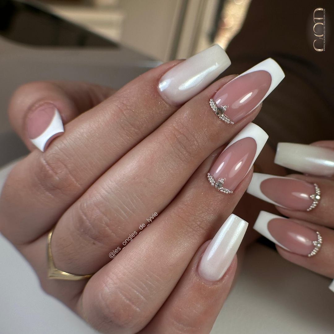 Pose d'ongles coffin en acrygel avec pigment perle et french