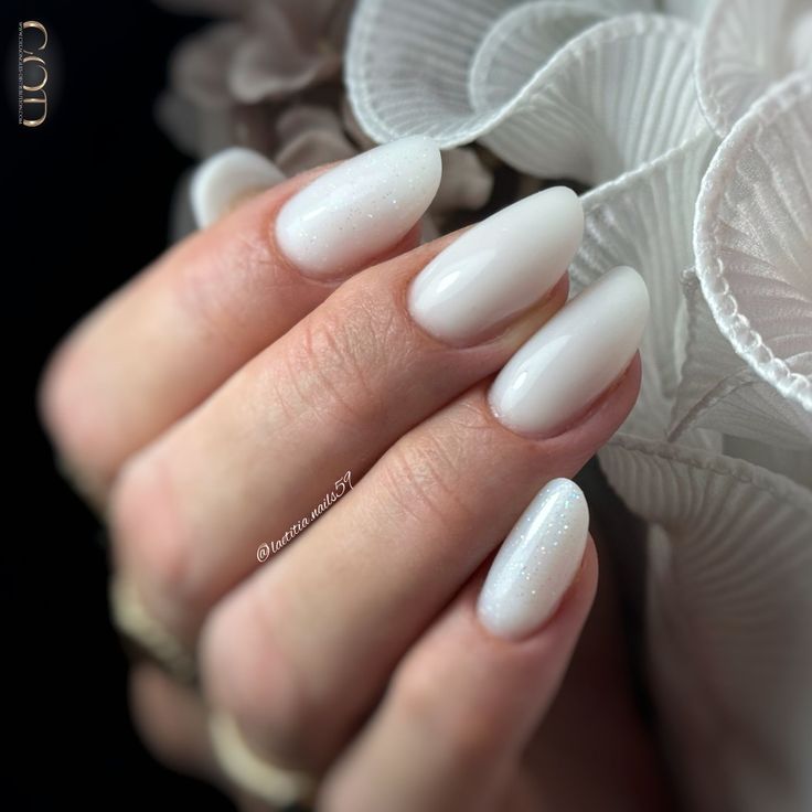 Pose d'ongles en amande milky white
