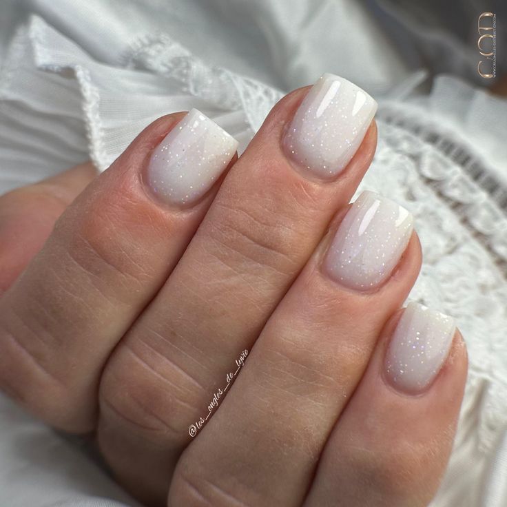 Pose d'ongles en gainage avec gel de construction blanc laiteux à paillettes
