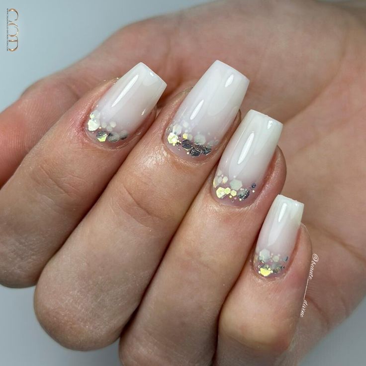 Pose d'ongles carrés blanc laiteux avec cutiglitter doré